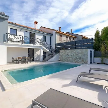 In With Swimming Pool Vila *