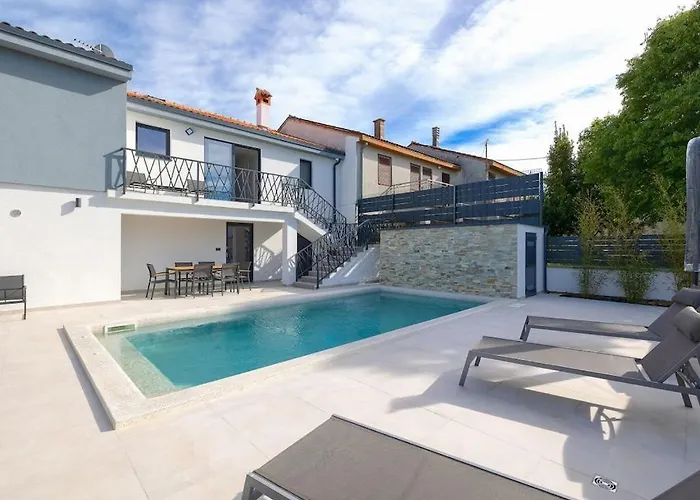 In Pula With Swimming Pool Villa *