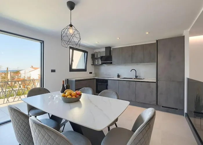 In With Swimming Pool Vila Pula