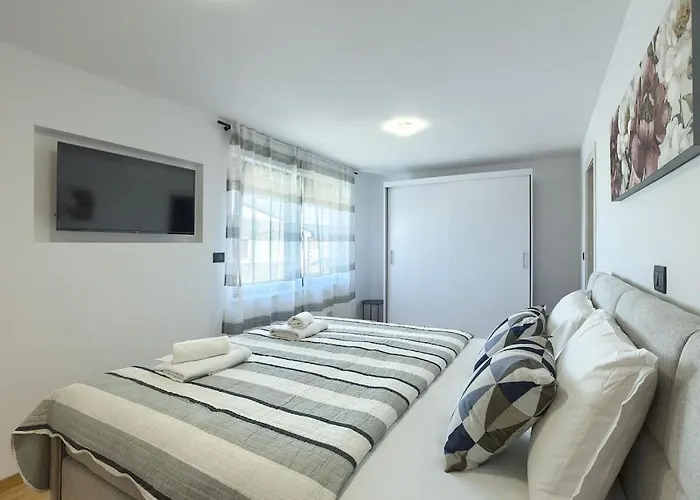 In Pula With Swimming Pool Pula