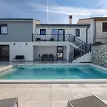 In With Swimming Pool Pula