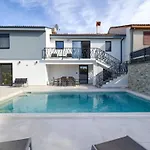 Villa In With Swimming Pool Pula