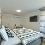 In With Swimming Pool Villa *
