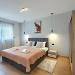 In With Swimming Pool Villa Pula