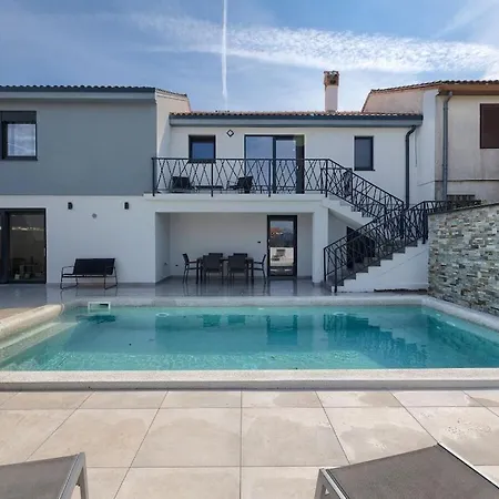 In Pula With Swimming Pool Pula