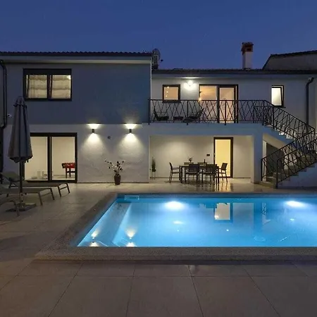 Willa In Pula With Swimming Pool *