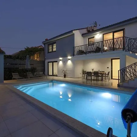 In Pula With Swimming Pool Pula