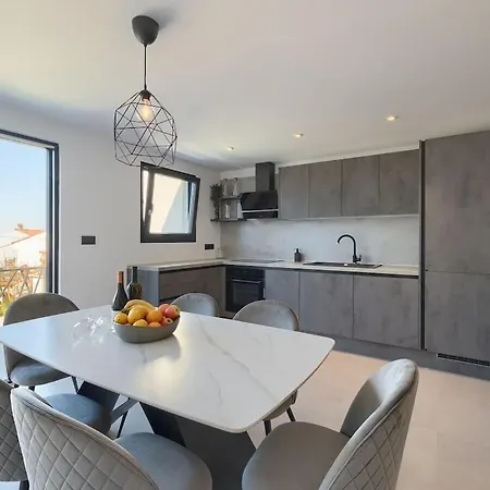 In Pula With Swimming Pool Willa Pula