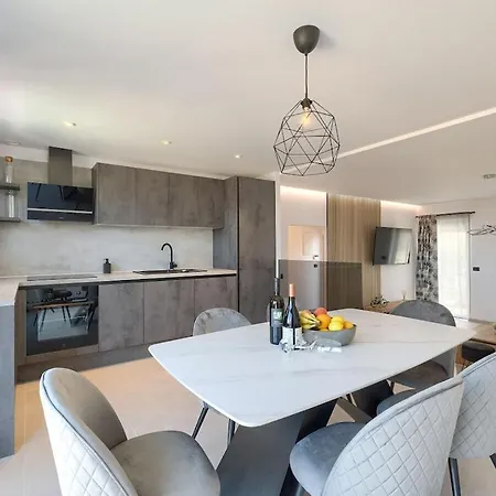 In Pula With Swimming Pool Willa