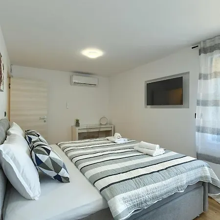 In Pula With Swimming Pool Willa *