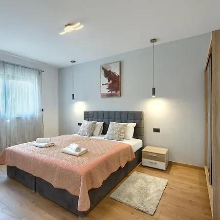 In Pula With Swimming Pool Willa Pula