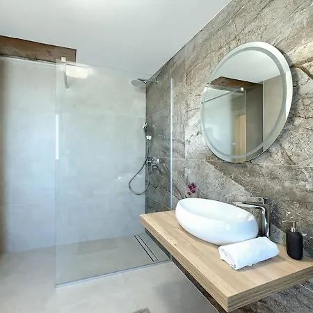 In Pula With Swimming Pool Willa *