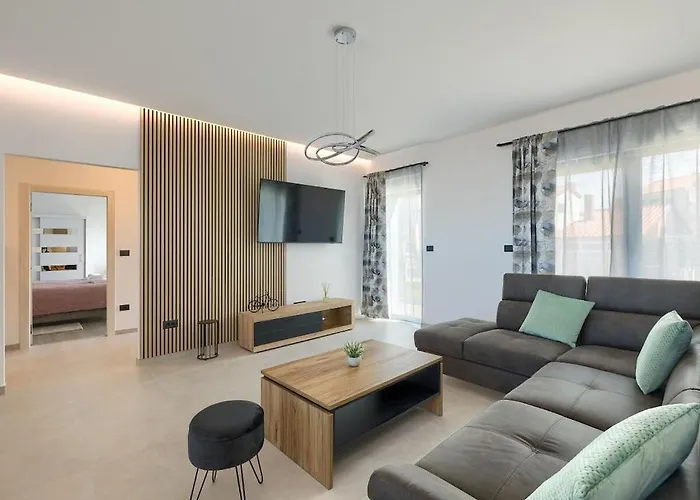 In Pula With Swimming Pool * Пула