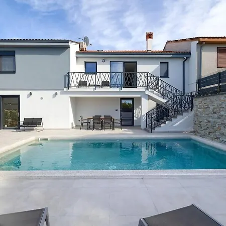 Vila In With Swimming Pool Pula