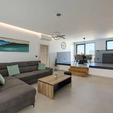 Vila In With Swimming Pool