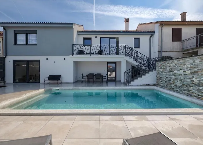 In With Swimming Pool Pula