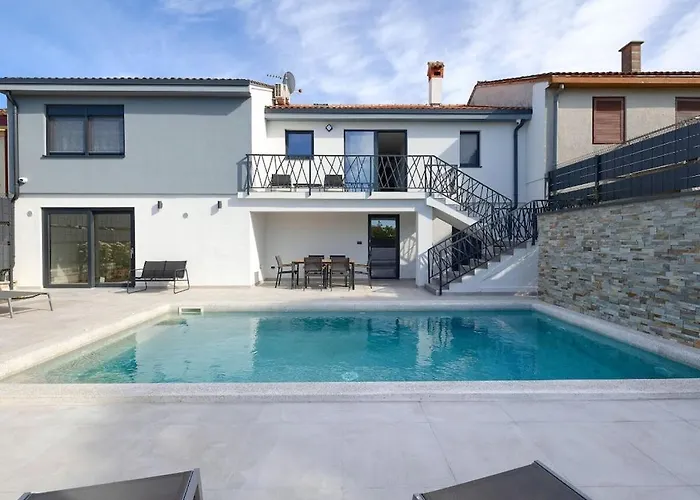 Villa In With Swimming Pool Pula