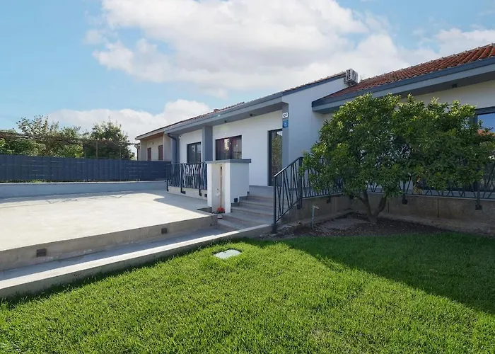 In With Swimming Pool Villa *