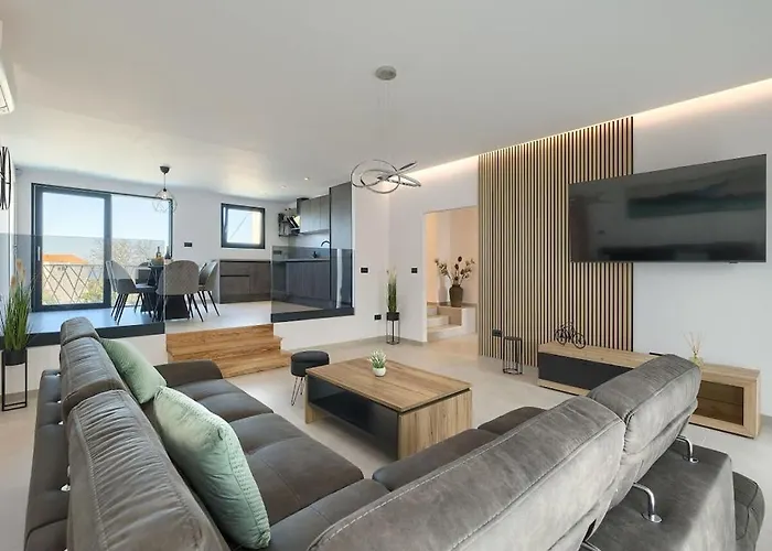 Villa In With Swimming Pool Pula