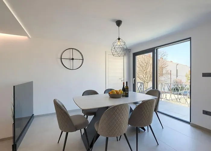 In With Swimming Pool * Pula