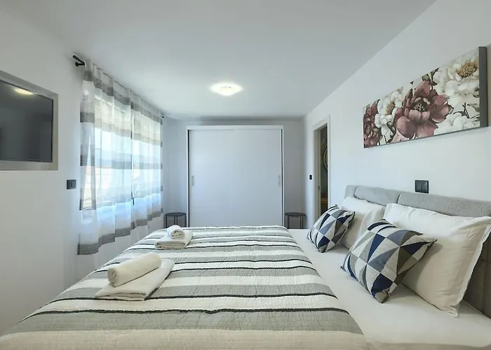 In With Swimming Pool Villa Pula