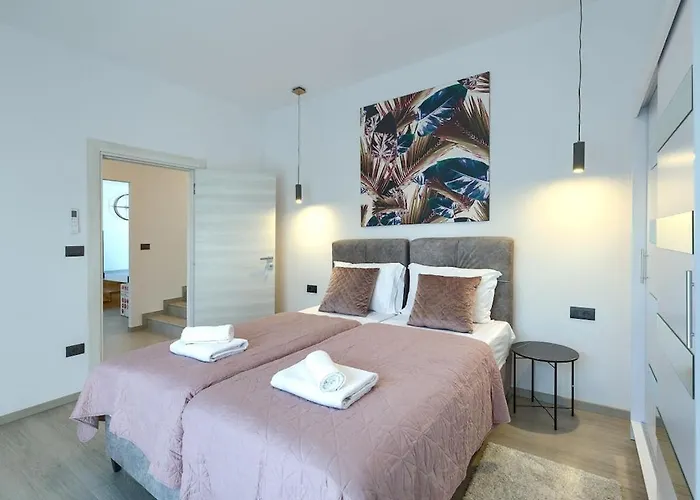 In With Swimming Pool Villa Pula